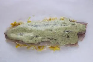 Papillotes de filetes de lubina con crema de cilantro