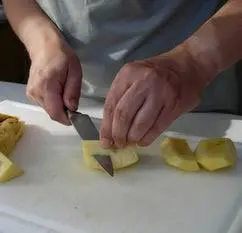 Como pelar una piña al vivo : Foto de la etapa7