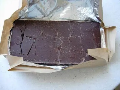 Cómo romper una tableta de chocolate en pedacitos : Foto de la etapa1
