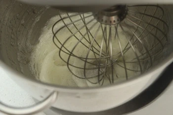 Cómo montar claras a punto de nieve : Etapa 2