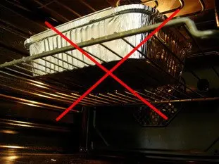 No ponga una bandeja de aluminio directamente en el horno