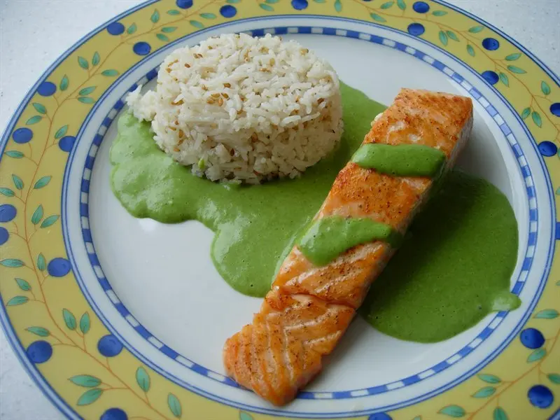 Salmón asado con crema de canónigos (mache)
