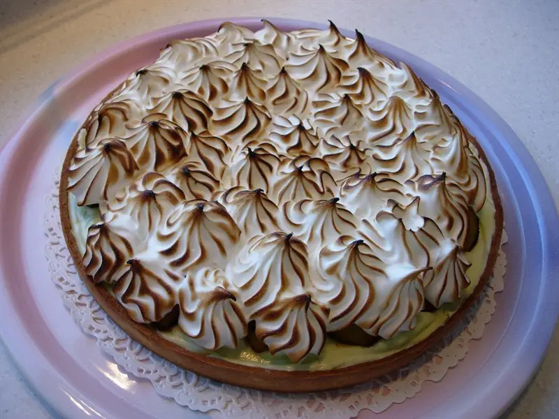 Tarta de merengue con peras y limon verde