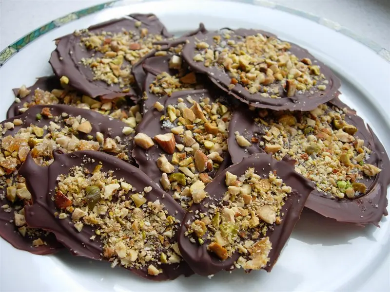 Finas tejas de chocolate con frutos secos tostados
