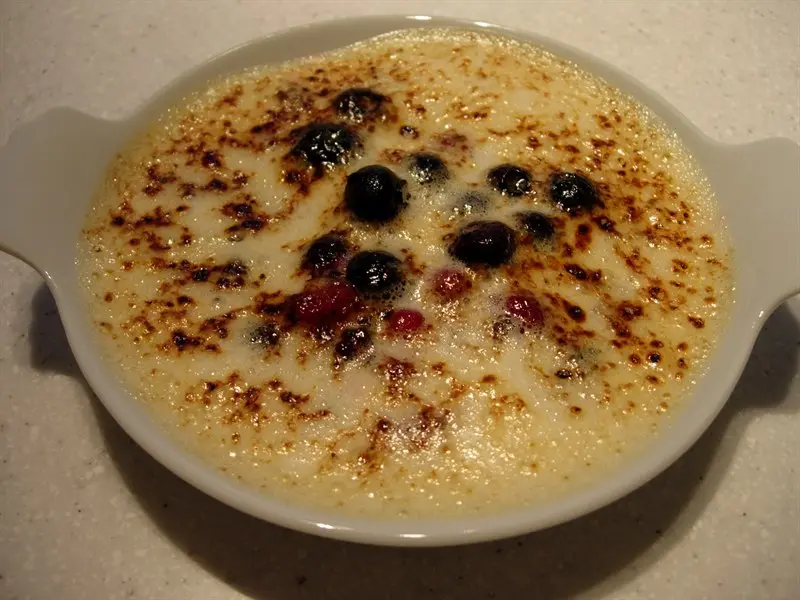 Salteado de frutas pequeñas con sabayón gratinado