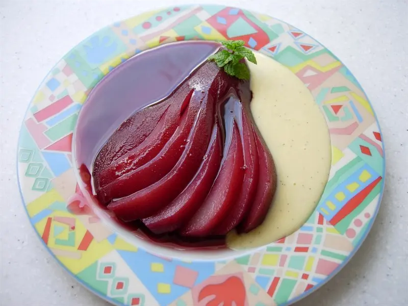 Peras con cassis y vino tinto