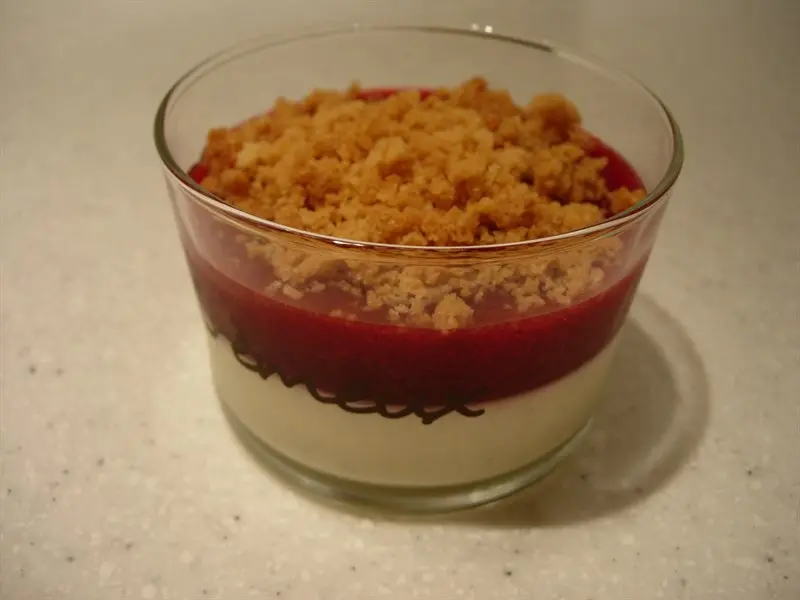 Panna cotta de grosella negra y crujiente de crumble