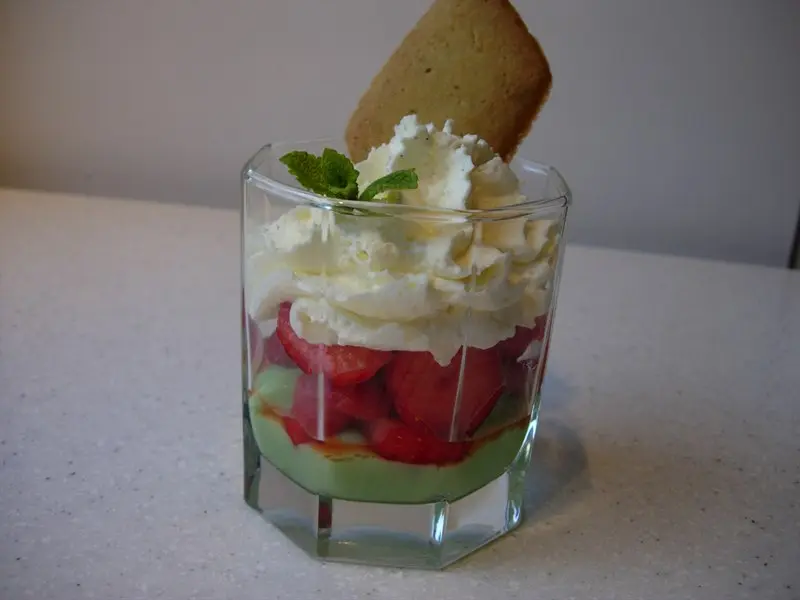 Copa de fresas, menta y chantilly