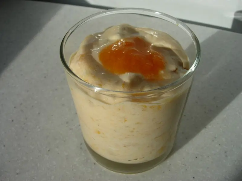 Nata montada con albaricoque