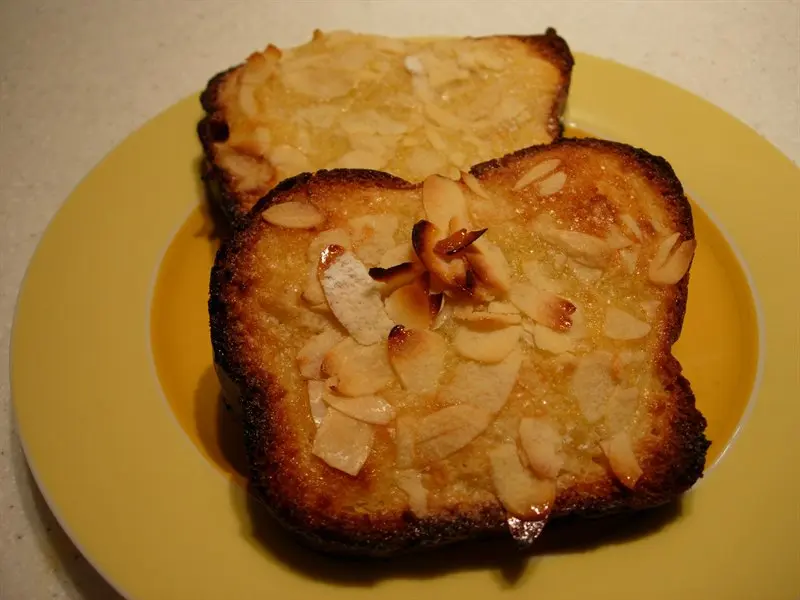 Rebanadas de brioche con crema de almendras