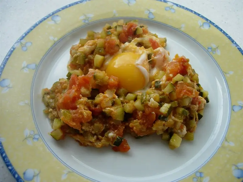 Pequeña ratatouille con huevos rotos