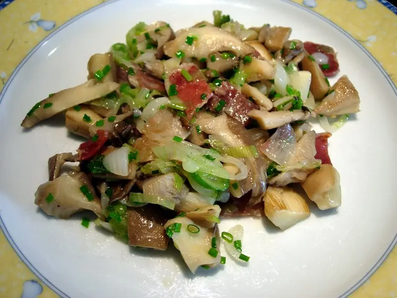 Salteado de setas, cebollín y jamón crudo.