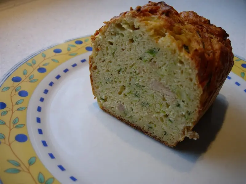 Bizcocho de puerros y atún