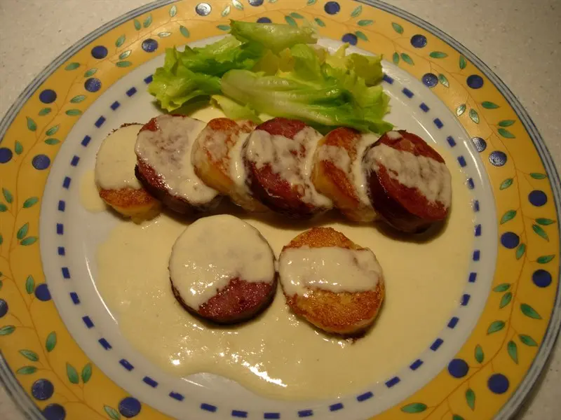 Salchicha y patatas duquesa, fondue de queso Mont-D'or
