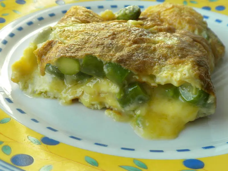 Tortilla francesa con espárragos verdes