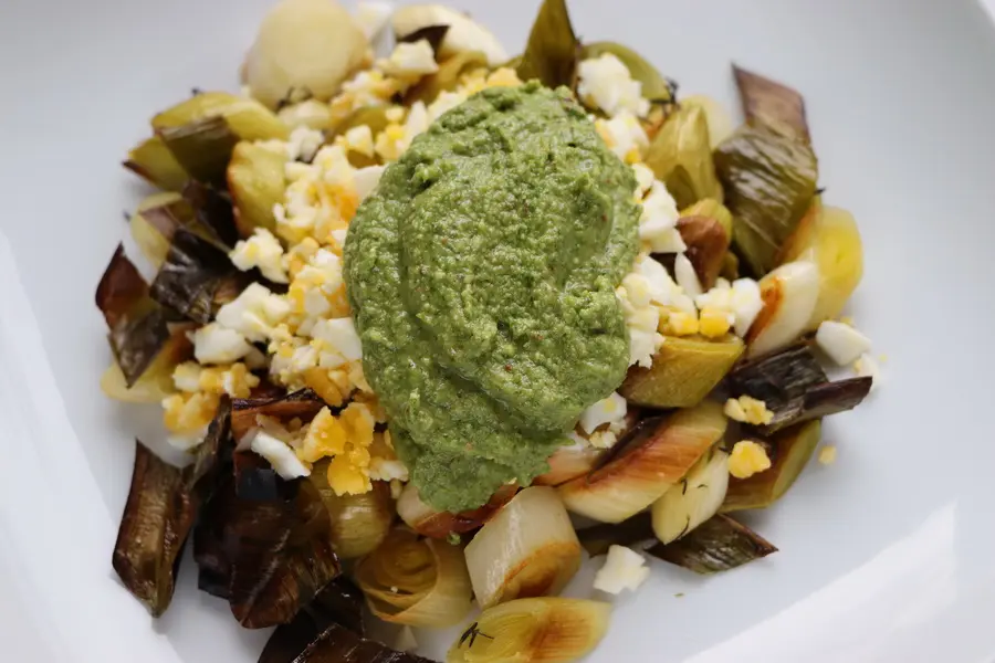 Puerros asados al pesto