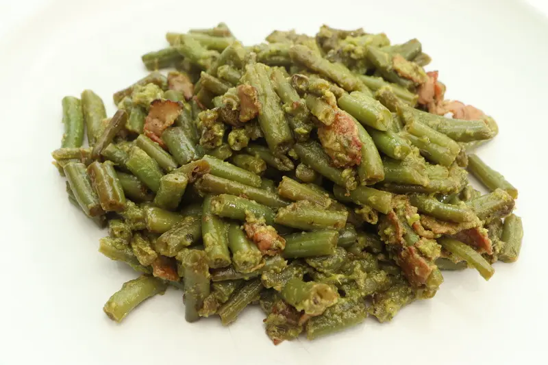 Judías verdes salteadas con pesto y trocitos de tocino