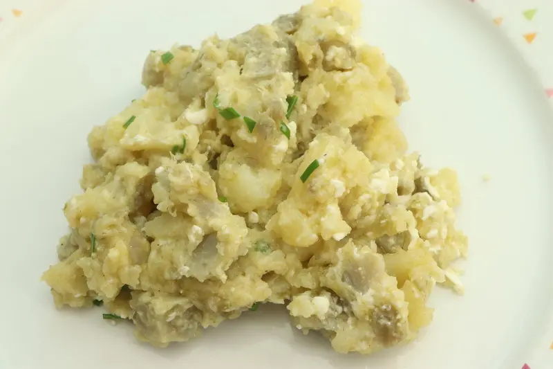 Puré de patatas, alcachofas y queso feta