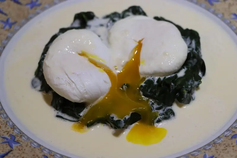 Huevos escalfados con espinacas y leche de queso Comté