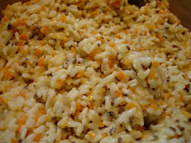 Risotto cremoso con verduras y granos de lino