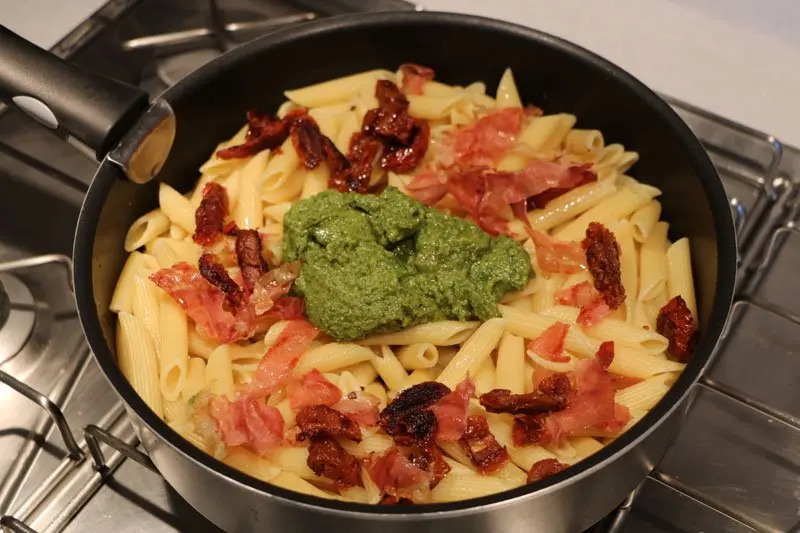 Pasta con pesto y tomate confitado