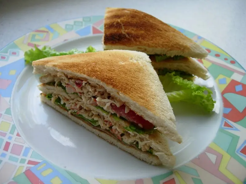 Sandwich club de cangrejo y salmón ahumado