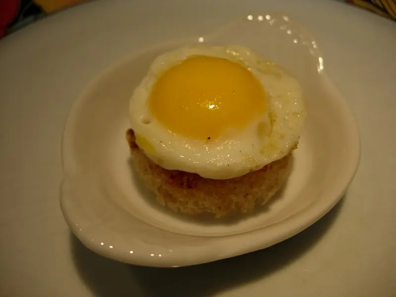 Canapés de huevos de codorniz 