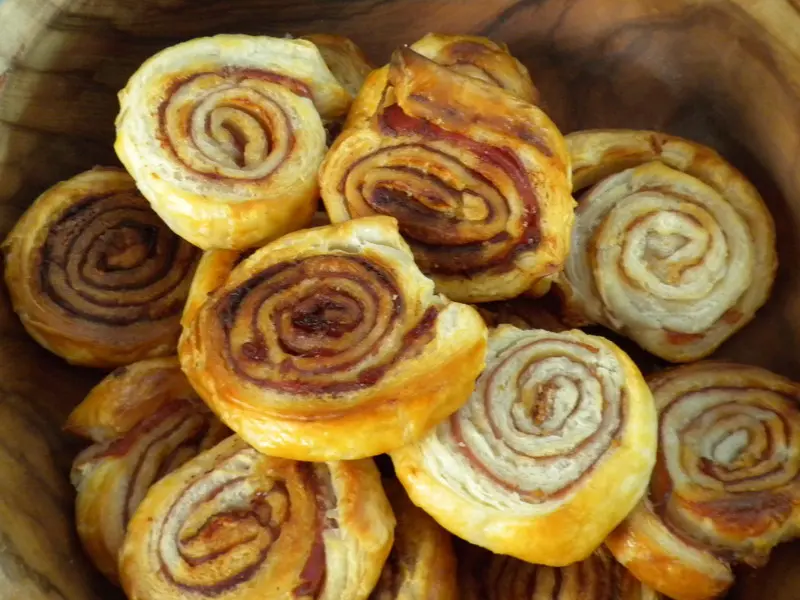 "Caracoles" de hojaldre y jamón 