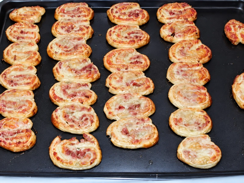 Enrollados de tocino y queso