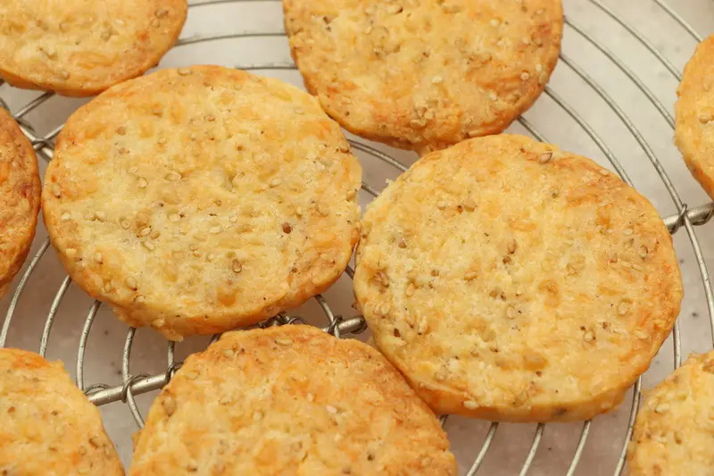 Galletas saladas de sésamo y queso Comté