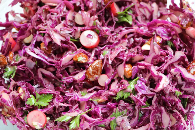 Ensalada de col roja y almendras tostadas