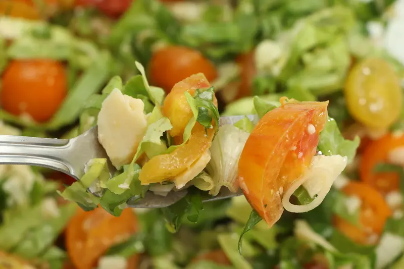 Ensalada de tomates cherry, lechuga y virutas de parmesano