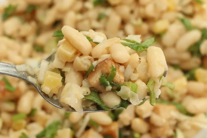 Ensalada de alubias blancas, atún y queso cheddar