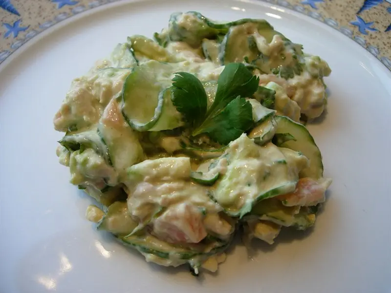 Ensalada mezclada de pepino y salmón