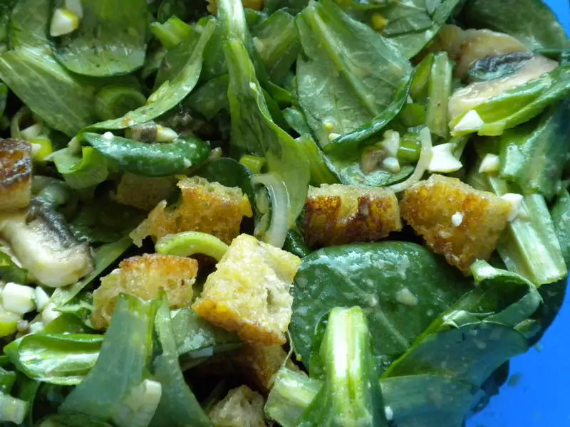 Ensalada de canónigo con crouton
