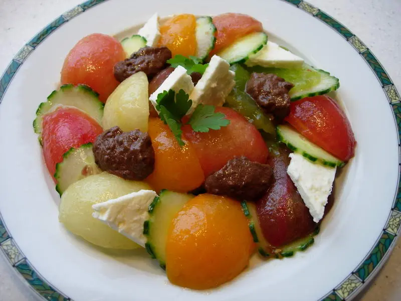 Ensalada de pepinos y tomates muticolores