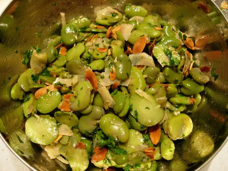 Ensalada de habas con almendras