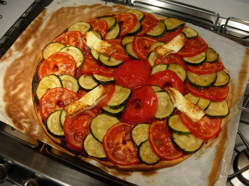 Tarta fina con tomates y calabacín