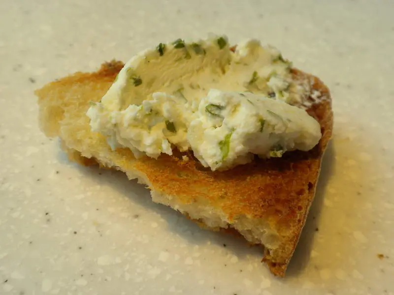 Como un queso Boursin al ajo y hierbas finas