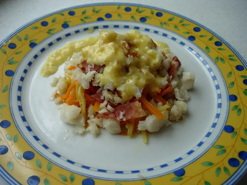 Pétalos de pescado, juliana de verduras y beurre blanc