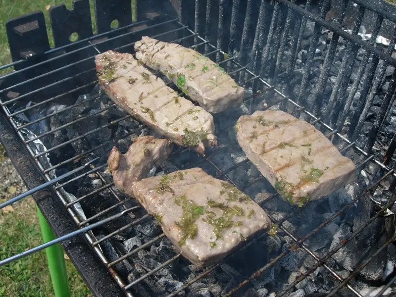 Atún marinado con hierbas
