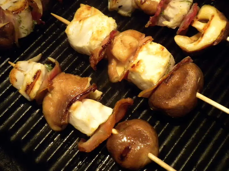 Pequeñas brochetas "tierra y mar