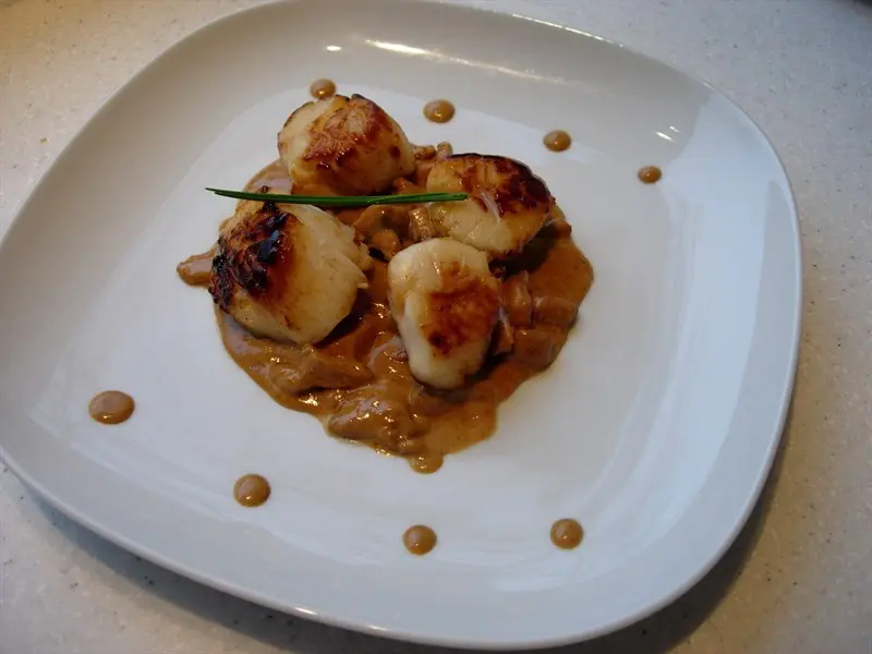 Salteado de vieiras y rebozuelos, salsa de Noilly