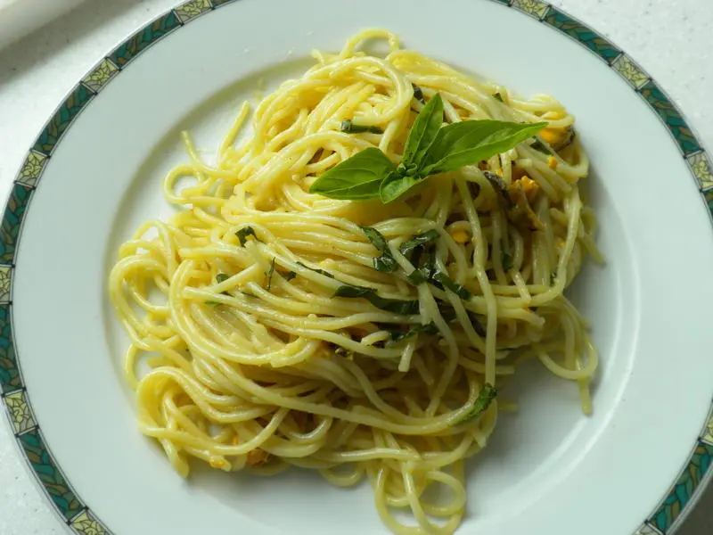 Espaguetis con mejillones y albahaca