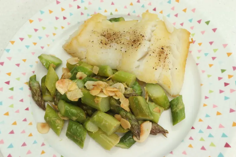 Filete de bacalao con espárragos verdes y almendras