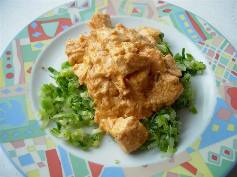 Cubos de salmón al estilo de Creta