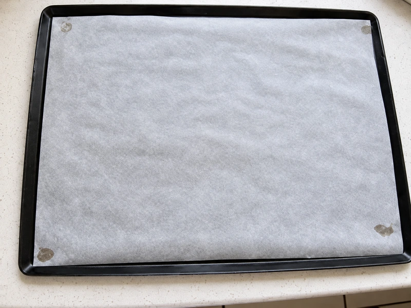 Como evitar que el papel se deslice de la bandeja para hornear