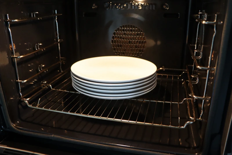 Cómo calentar los platos de servicio