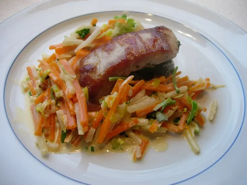 Filete mignon con hierbas y juliana de verduras