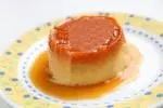 Torta de sémola, caramelo y pasas